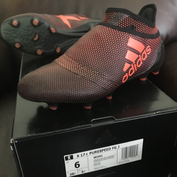 laceless soccer cleats mens